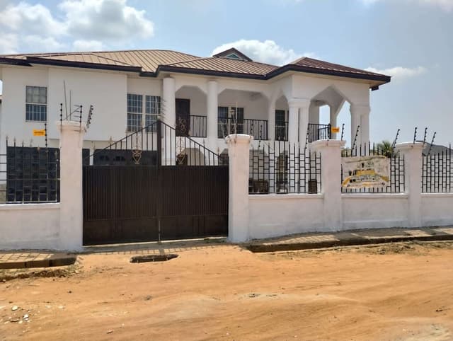 7 BEDROOM HOUSE WITH 2 SHOPS FOR SALE AT AFIENYA MATAHEKO